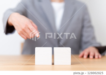 グレースーツを着たミドル女性と無地のブロック グレースーツを着たミドル女性と無地のブロック 128002825