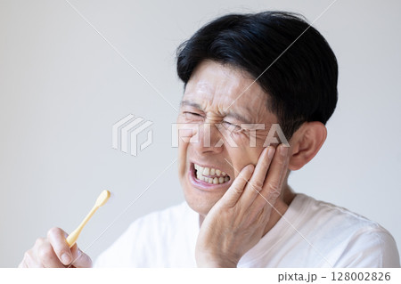 歯が痛い男性 歯痛 虫歯 歯周病 顎関節症 歯が痛い男性 歯痛 虫歯 歯周病 顎関節症 128002826