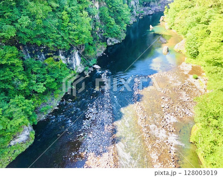 渓流の涼しい風景 128003019