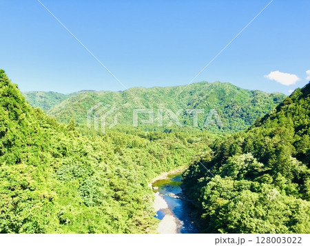 新緑と青空広がる美しい初夏の風景 128003022