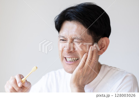 歯が痛い男性　歯痛　虫歯　歯周病　顎関節症　 128003026
