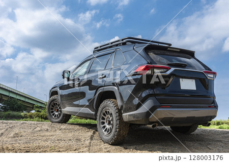 青空と砂利道と車 128003176