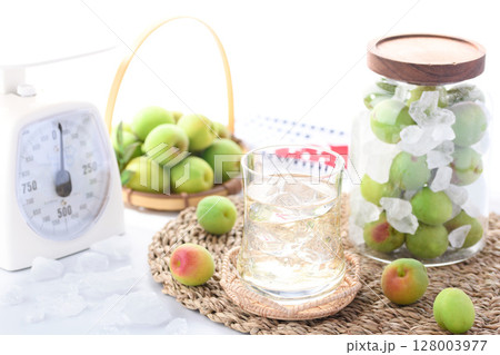 自家製梅ジュースと青梅の保存瓶 爽やか夏ドリンク写真( 梅シロップ ) 自家製梅ジュースと青梅の保存瓶 爽やか夏ドリンク写真( 梅シロップ ) 128003977