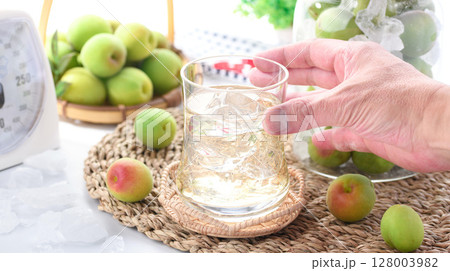 自家製梅ジュースと青梅の保存瓶　爽やか夏ドリンク写真（ 梅シロップ ） 128003982