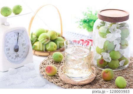 自家製梅ジュースと青梅の保存瓶　爽やか夏ドリンク写真（ 梅シロップ ） 128003983