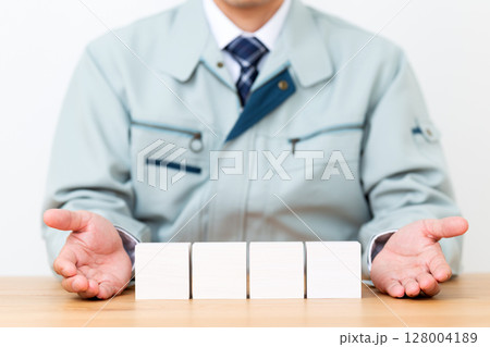 作業着を着たミドル男性ビジネスマンとブロック 作業着を着たミドル男性ビジネスマンとブロック 128004189