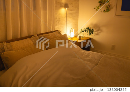 夜のベッドルーム 128004235