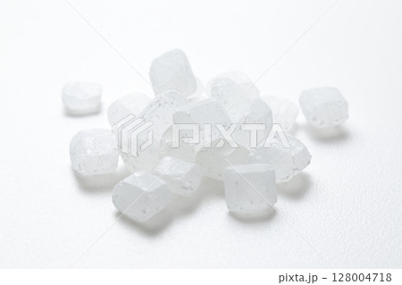 白背景に氷砂糖 白背景に氷砂糖 128004718