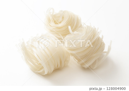 白背景にライスヌードル 128004900