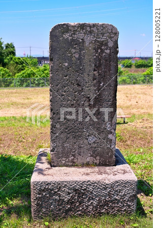 初夏の石田堤碑 128005221