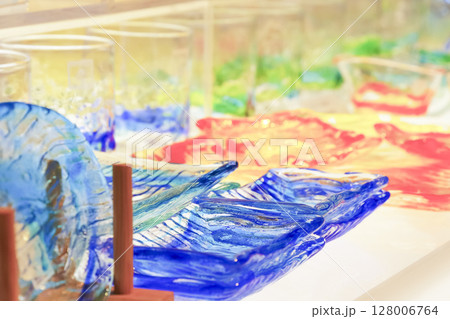 カラフルな琉球ガラス 128006764