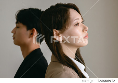 背中合わせの男女 背中合わせの男女 128006912