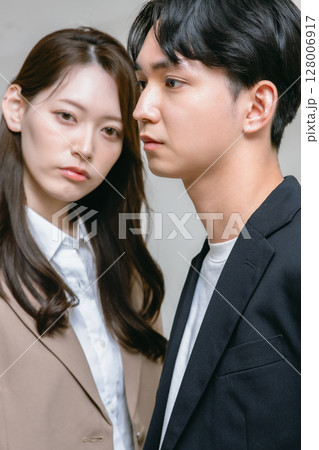 真剣な表情をする男女 真剣な表情をする男女 128006917
