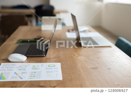 会議室に置かれたノートパソコン 会議室に置かれたノートパソコン 128006927