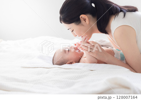 赤ちゃんと母親 赤ちゃんと母親 128007164