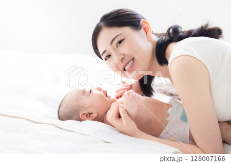 赤ちゃんと母親 128007166