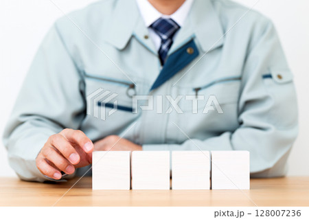 作業着を着たミドル男性ビジネスマンとブロック 128007236