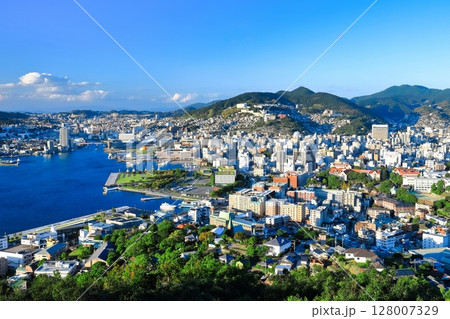 【長崎県】鍋冠山から見た晴天の長崎の眺望 128007329