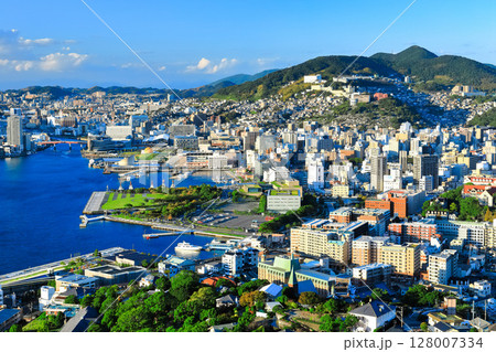 【長崎県】鍋冠山から見た晴天の長崎の眺望 128007334