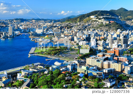【長崎県】鍋冠山から見た晴天の長崎の眺望 128007336
