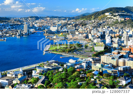 【長崎県】鍋冠山から見た晴天の長崎の眺望 128007337