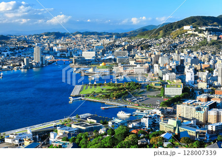【長崎県】鍋冠山から見た晴天の長崎の眺望 128007339