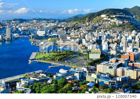 【長崎県】鍋冠山から見た晴天の長崎の眺望 128007340