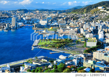 【長崎県】鍋冠山から見た晴天の長崎の眺望 128007341