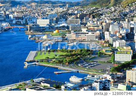 【長崎県】鍋冠山から見た晴天の長崎の眺望 128007346