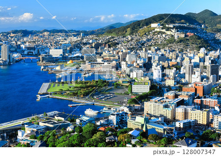 【長崎県】鍋冠山から見た晴天の長崎の眺望 【長崎県】鍋冠山から見た晴天の長崎の眺望 128007347