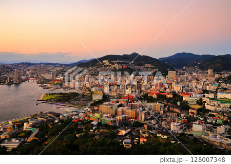 【長崎県】鍋冠山展望台から見た長崎夕景 【長崎県】鍋冠山展望台から見た長崎夕景 128007348