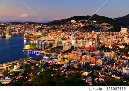 【長崎県】鍋冠山展望台から見た長崎夕景 128007356