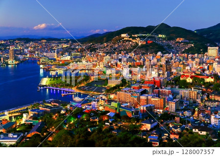 【長崎県】鍋冠山展望台から見た長崎夕景 128007357