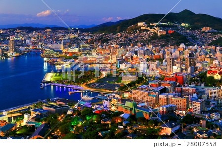 【長崎県】鍋冠山展望台から見た長崎夕景 【長崎県】鍋冠山展望台から見た長崎夕景 128007358