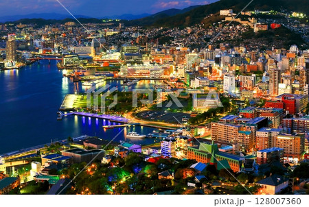【長崎県】鍋冠山展望台から見た長崎夜景 【長崎県】鍋冠山展望台から見た長崎夜景 128007360