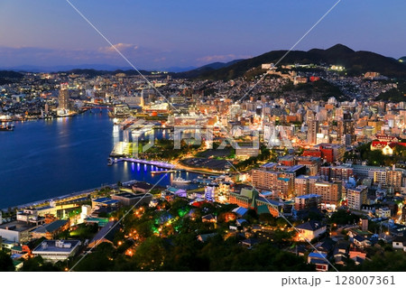 【長崎県】鍋冠山展望台から見た長崎夜景 128007361