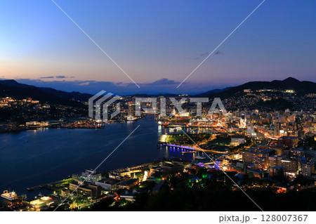 【長崎県】鍋冠山展望台から見た長崎夜景 【長崎県】鍋冠山展望台から見た長崎夜景 128007367