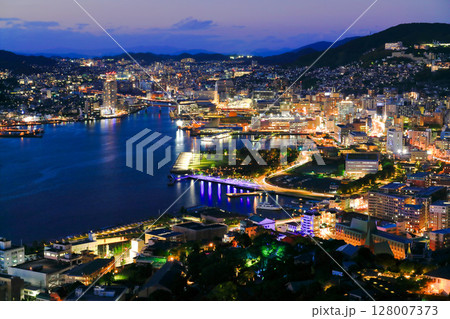 【長崎県】鍋冠山展望台から見た長崎夜景 【長崎県】鍋冠山展望台から見た長崎夜景 128007373