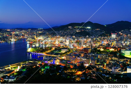 【長崎県】鍋冠山展望台から見た長崎夜景 128007376