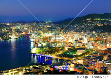 【長崎県】鍋冠山展望台から見た長崎夜景 【長崎県】鍋冠山展望台から見た長崎夜景 128007377