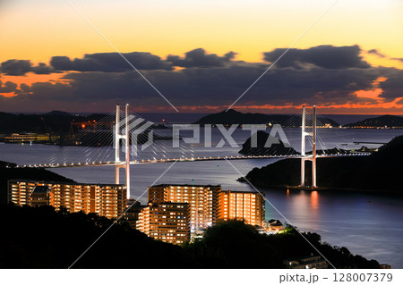 【長崎県】鍋冠山から見た女神大橋の夕景 128007379