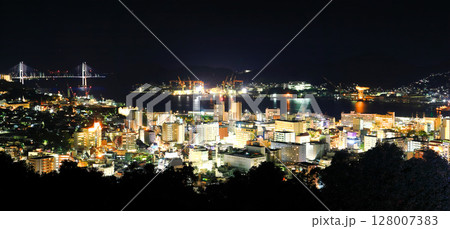 【長崎県】風頭公園から見た女神大橋の夜景 128007383
