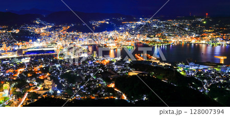 【長崎県】稲佐山山頂展望台から見た長崎夜景 128007394