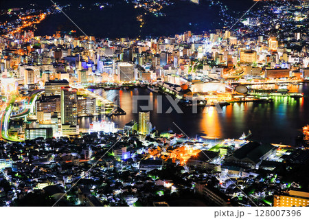 【長崎県】稲佐山山頂展望台から見た長崎夜景 128007396
