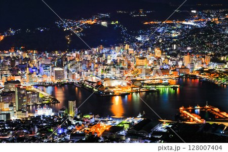 【長崎県】稲佐山山頂展望台から見た長崎夜景 128007404