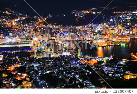 【長崎県】稲佐山山頂展望台から見た長崎夜景 【長崎県】稲佐山山頂展望台から見た長崎夜景 128007407