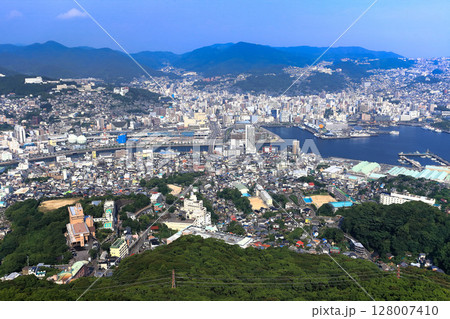【長崎県】稲佐山山頂展望台から見た長崎市街 【長崎県】稲佐山山頂展望台から見た長崎市街 128007410