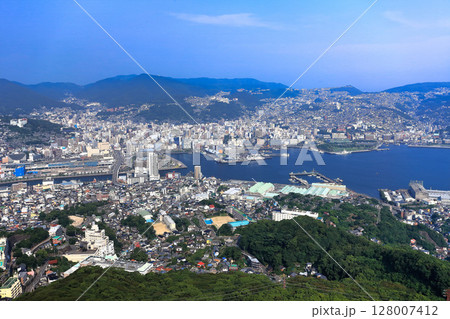 【長崎県】稲佐山山頂展望台から見た長崎市街 【長崎県】稲佐山山頂展望台から見た長崎市街 128007412