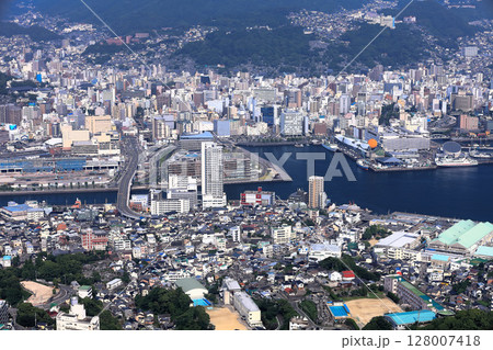 【長崎県】稲佐山山頂展望台から見た長崎市街 【長崎県】稲佐山山頂展望台から見た長崎市街 128007418