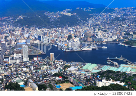 【長崎県】稲佐山山頂展望台から見た長崎市街 【長崎県】稲佐山山頂展望台から見た長崎市街 128007422